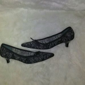 NWOB Lace Paul Mayer Kitten Heel Sz 9B